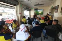 Guayaquileños hicieron una alto a su jornada laboral para ver el partido Ecuador vs. Senegal