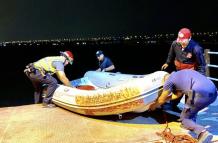 Bomberos duraneños lograron rescatar del agua a la ciudadana.