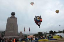 Globo aerostático se 'desinfló' entre una cables de luz