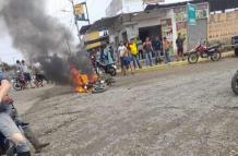 Manabí: Populacho prendió fuego a moto y supuesto delincuente