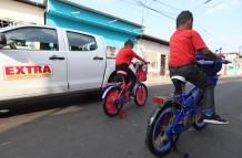 Kiara y  Kael  no dudaron en subirse a sus bicicletas y dar un paseo en el barrio donde viven.