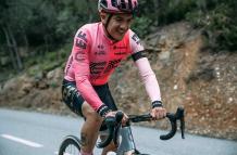 Richard Carapaz, con la rosadita de su nuevo equipo el EF Education-EasyPost.