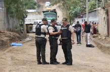 El cuerpo del presunto antisocial quedó sobre la calzada de tierra. Policía acordonó el sitio.