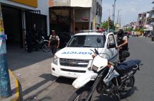 Guayas: Balacera entre delincuentes y custodio de comerciante en pleno centro de Daule