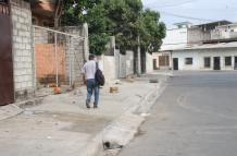 En el sitio en donde murió el chico colocaron un cartón con una vela, a modo de homenaje.