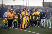 Fabián Bustos junto a hinchas de Barcelona en el entrenamiento en Miami.