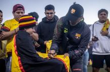 Fabián Bustos firmando un autógrafo a hinchas de Barcelona en Miami.