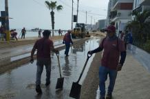 El Malecón de Salinas fue cerrado por fuerte oleaje