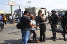 Tanto dolor. Familiares de los adolescentes asesinados lloraban desconsolados.