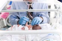 Diseñan un guante inteligente con sensores que facilita los partos