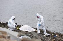 El cuerpo estaba en la orilla del estero. Moradores dicen que lo vieron flotan metros más adelante.