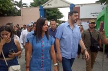 Aquiles Álvarez junto a Marcela Aguiñaga, durante las votaciones.