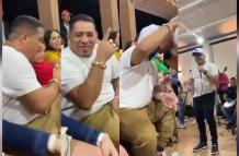 Estas son capturas del vídeo del festejo de Junior Roldán, que circuló en redes sociales.