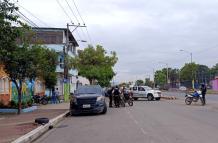 Policías llegaron al lugar del suceso. El funcionario fue llevado a una casa de salud.