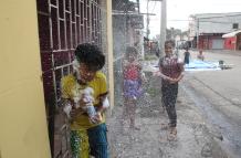 La gente disfruta del carnaval en los barrios.