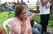 Irma Banchón, abuela paterna del chico, llora desconsolada su muerte.