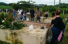 MUJER CEMENTERIO.JPG