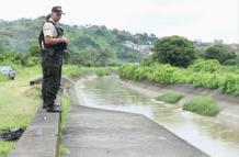 El cuerpo de hombre fue hallado flotando en el 'Canal de la muerte'.