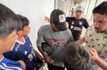 Miller Bolaños hablando y firmando autógrafos a los hinchas del Emelec.