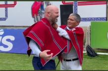 Miguel Ángel Loor, presidente de LigaPro, cuando recibía de Luis Chango el famoso poncho de Mushuc Runa.