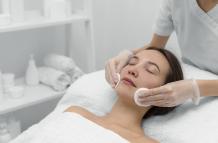 esteticista-clienta-salon-rutina-cuidado-facial