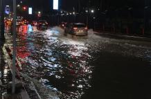 La avenida Malecón se inundó.