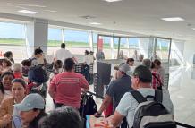 Pasajeros están esperando en el aeropuerto de Manta.