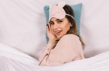 encantadora-mujer-pijama-antifaz-dormir-acostado-sobre-almohada