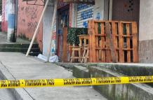 El cuerpo de Mario Rodolfo Chávez Bravo quedó sobre la vereda.