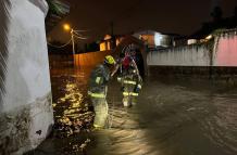 Personal especializado trabajó para la evacuación de las personas afectadas por la inundación en el cantón Rumiñahui, en Pichincha.