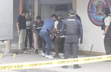 Guayaquil. El 13 de abril en un local de comidas, en los exteriores de la Penitenciaría del Litoral, en el kilómetro 16,5 de la vía a Daule, fueron asesinadas las guías Andrea Chiles, María Barragán y Bélgica Rentería.