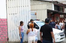 Familiares de la víctima llegaron hasta el lugar donde ocurrió el crimen.