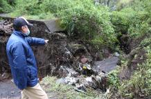 Un muro en la parte alta de la quebrada colapsó, mostró un lugareño.