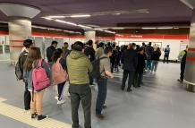 En las boleterías del Metro de Quito se acumularon los usuarios, lo que generó inconvenientes y malestar.