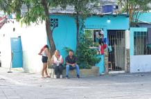 María Verónica Rubira Jordán es una de las víctimas mortales del atentado. Su tía materna (blusa blanca) llora su trágico deceso.