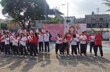 Los alumnos cantaron y bailaron para celebrar a sus mamitas.