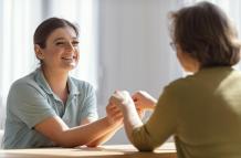 mujeres-tiro-medio-tomados-mano-interior