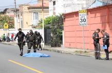 El cuerpo del presunto antisocial quedó sobre la calzada. Policías llegó al lugar.