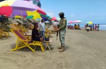 Los uniformados conversando con los turistas