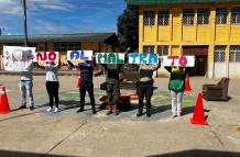 "No al maltrato", "No a la violencia", decían los carteles elaborados por la ciudadanía.