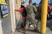 Militares usaron la fuerza sobre el presunto ladrón.