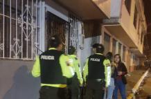 Policías en vivienda