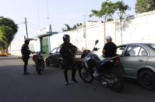 Policías en operativo fuera de colegio