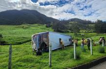 AZUAY VUELCO DE BUS DEJA DOS MUERTOS Y 12 HERIDOS