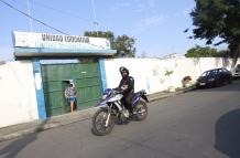 policías vigilan colegios