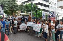 Familiares, amigos y excompañeros del marino en servicio pasivo llegaron hasta los exteriores de la Fiscalía del centro de Guayaquil.