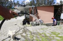 Barrios del noroccidente de Quito. A primera vista, el agua que les llega parecería ser cristalina. Sin embargo, esta viene con suciedades.