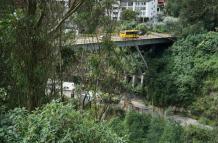 Desde este puente se habría precipitado la mujer que terminó en la quebrada, en el norte de Quito.