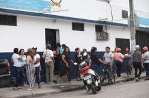 Tras la novedad ocurrida la mañana del miércoles, varios padres de familia acudieron al plantel para mantener un diálogo con la directora.