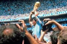 Diego Maradona alzando la copa en el Mundial 1986.